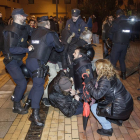 El detenido reducido en el suelo tras agredir a los policías-SANTI OTERO