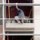 Un hombre desarrolla su trabajo en un obra sin ningún tipo de sujeción.-ISRAEL L. MURILLO