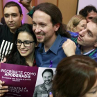 El candidato a la Presidencia del Gobierno de Podemos Pablo Iglesias posa hoy con algunos de los participantes del acto electoral de la Universidad de La Laguna EFE Cristobal Garcia-