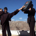 Dos monjas de la orden Drukpa enseñan Kung Fu a una de las 100 jóvenes que han asistido al taller de autodefensa-NITA BHALLA (REUTERS)