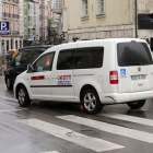 Uno de los pocos taxis adaptados que circulan por la capital burgalesa. R.G.O.