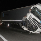 Un camión colisona contra una barrera de hormigón en la A-62, en la kilómetro 96 y destroza las ruedas. Se produce el corte de la autovía, sentido Burgos y se desvía el tráfico por el nucleo urbano de Dueñas.-ICAL