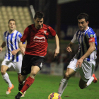 El jugador del CD Mirandés Álex García conduce el balón.-ALFONSO G. MARDONES