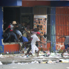 Las protestas sociales en Haití continúan y son cada vez más violentas.-AP