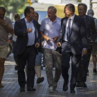 Joan Laporta llega a la sede electoral acompañado de Johan Cruyff.-Foto: CARLOS MONTAÑES