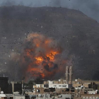 Bombardeo saudí sobre el depósito de munición de una base militar en la capital de Yemen, Saná, en el 2015.-REUTERS