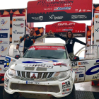 Cristina Gutiérrez junto a Gabi Moiset en el podio de la Baja Aragón-ECB