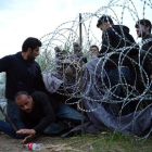 Refugiados sirios entran en Hungría por debajo de la valla de la frontera húngara-AGENCIAS