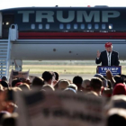 Trump en un mitin a pie de avión en Sacramento (California) el miércoles.-AFP / JOSH EDELSON