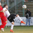 Gabri Gómez se dispone a controlar un balón durante el choque ante el Compostela.-SANTI OTERO