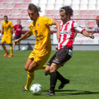 Cusidor disputa un balón con un centrocampista del UD Logroñés en el choque disputado ayer en Las Gaunas.-Díaz Uriel
