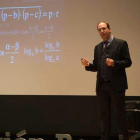 Gonzalo Hervás explicando la fórmula de la felicidad.-EL PERIÓDICO