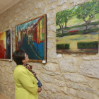 Una visitante observa los cuadros expuestos en la muestra.-RAÚL G. OCHOA