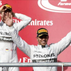 Lewis Hamilton saluda desde el podio del circuito de las Américas ante su compañero, Nico Rosberg, relegado a la segunda plaza.-Foto: REUTERS / ADREES LATIF