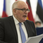 El vicepresidente primero de la Comision Europea, Frans Timmermans, pronuncia su discurso ante el pleno del Parlamento Europeo, en Estrasburgo.-EFE / PATRICK SEEGER