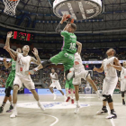 Nedovic entra a canasta sin oposición en un lance del partido de ayer.-ACB PHOTO / M. POZO