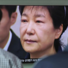 Una pantalla muestra la cara de la expresidenta surcoreana, Park Geun-hye, en la estación de trenes de Seúl.-AHN YOUNG-JOON (AP)