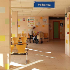 Una madre con su bebé en la sala de espera de Pediatría del ambulatorio norte en una imagen de archivo.-L.V.