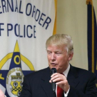 Trump habla ante una cofradía policial en un acto electoral en Statesville (Carolina del Norte), el 18 de agosto.-AP / GERALD HERBERT