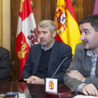 César Rico (izq) junto a los representantes de Cáritas en Burgos, tras la firma del convenio-ECB
