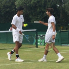 Álvarez (izquierda), durante un partido de dobles del reciente torneo de Roehampton.-ECB