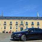 La gran berlina de Renault, Talisman Initiale París, debía probarse en un entorno tan majestuoso como lo es el vehículo. Y que mejor que Lerma,  Villa Ducal. En la imagen, en la plaza mayor junto al palacio ducal..-HÉCTOR FUSTEL