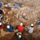 Un equipo trabaja en la sima del Elefante, donde están los restos más antiguos de Castilla y León.-ISRAEL L. MURILLO