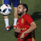 Jordi Alba controla un balón durante un entrenamiento en Saint Martín de Ré.-AP / MANU FERNÁNDEZ