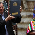 El presidente interino del Legislativo boliviano muestra un documento de ley que permitiría la reelección de Evo Morales tras la celebración de un referéndum.-EFE / MARTIN ALIPAZ
