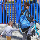 Imagen de una madre y su hijo camino del colegio.-ISRAEL L. MURILLO