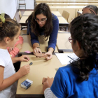 La profesora, alumna del grado en Maestro de Primaria, explica a este grupo de escolares las particularidades de los imanes.-ISRAEL L. MURILLO