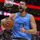 Marc Gasol celebra una de sus acciones en el partido en Utah.-ALEX GOODLETT (AP)