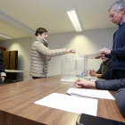 Marisa, vecina de Arenillas de Muñó, ejerció ayer su derecho a voto en Estépar junto a su madre.-RAÚL G. OCHOA