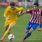 SergioCortés conduce el balón durante un lance del partido disputado ayer en Mareo.-DANIEL MORA / EL COMERCIO