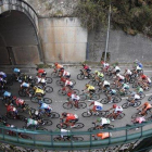 Los ciclistas de la Vuelta, durante la 16ª etapa de la carrera.-EFE / JAVIER LIZON