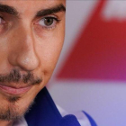 El mallorquín Jorge Lorenzo no puede contener las lágrimas en el momento de anunciar, hoy, en Valencia, su retirada.-ALEJANDRO CERESUELA