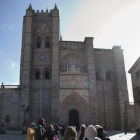 Turistas frente a la Catedral de El Salvador, en Ávila.-ICAL