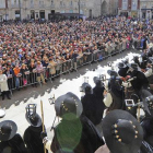 La Plaza del Rey San Fernando se llenó para escuchar las chirigotas de la peña.-ISRAEL L. MURILLO