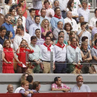 El alcalde, rodeado de invitados en la barrera del Ayuntamiento, entona el Himno a Burgos en la primera feria organizada por la actual empresa, Circuitos Taurinos.-SANTI OTERO