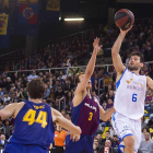 Fitipaldo deja la ‘bombita’ ante Pangos, ayer, en el Palau.-ACB PHOTO / V. SALGADO