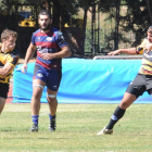 Álvaro González avanza con el balón durante el encuentro ante el Eibar.-ISRAEL L. MURILLO