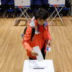Una mujer deposita su voto en las elecciones de Corea del Sur.-KIM KYUNG-HOON / REUTERS