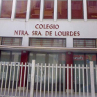 Colegio Nuestra Señora de Lourdes en Burgos, conocido como El Zapatito. Zarateman