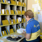 En la imagen, una trabajadora de Correos clasifica la correspondencia antes de repartirla-Efe