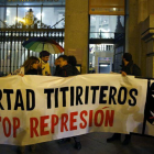 Una de las concentraciones convocadas en Madrid para pedir la retirada de los cargos a los dos titiriteros detenidos.-EFE