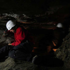 Los arqueólogos del proyecto trabajan en el interior de la cueva.-ECB