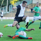 Sergio Cortés, que saltó al césped en la segunda mitad, salta para salvar la entrada de un jugador del Guijuelo-I. L. Murillo