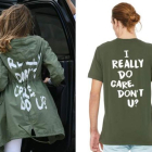 A la izquieda, Melania Trump con la polémica chaqueta. A la derecha, la gabardina con un mensaje solidario de una compañía de Portlan-EL PERIÓDICO