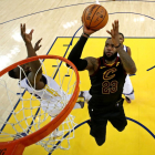 LeBron James, a punto de encestar-EZRA SHAW (USA TODAY SPORTS)