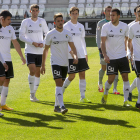Varios jugadores del Burgos CF en el césped de El Plantio. ISRAEL L. MURILLO
